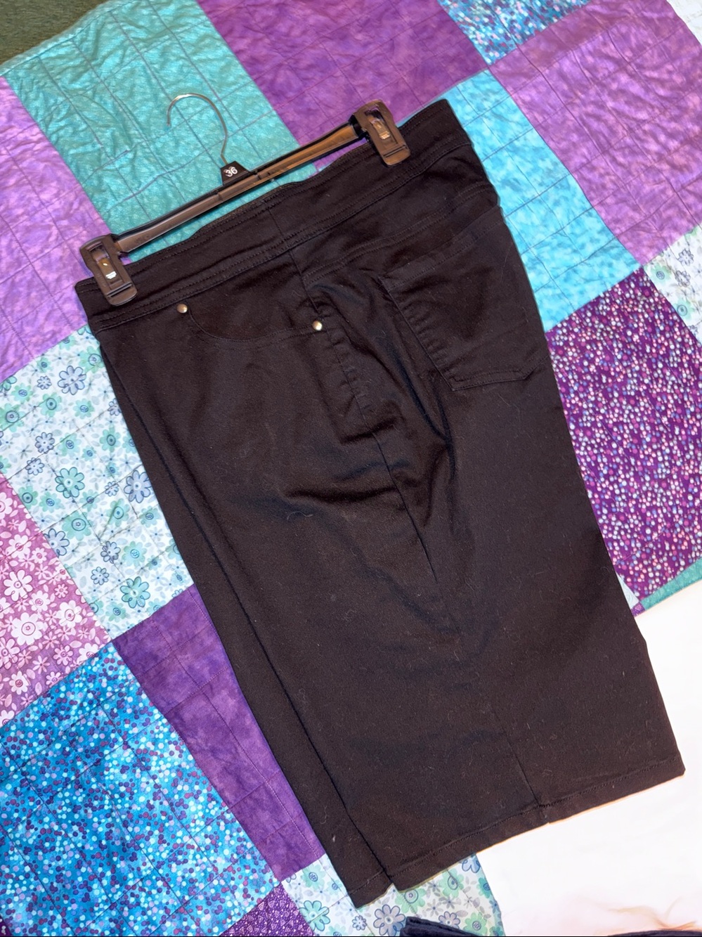 Kim Rogers Millennium Black pull-on Bermuda Shorts size 16 tummy control NWOT